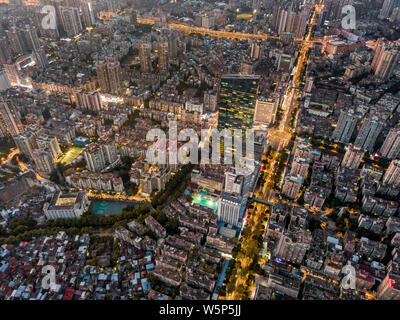 --FILE--un'antenna vista notturna di raggruppamenti di edifici e case nella città di Guangzhou, Cina del sud della provincia di Guangdong, 19 ottobre 2017. Foto Stock