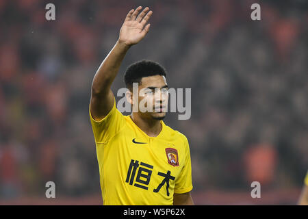 English football player Tyias Browning di Guangzhou Evergrande Taobao celebra dopo il punteggio contro Wuhan Zall nel loro decimo round corrispondere durante il Foto Stock