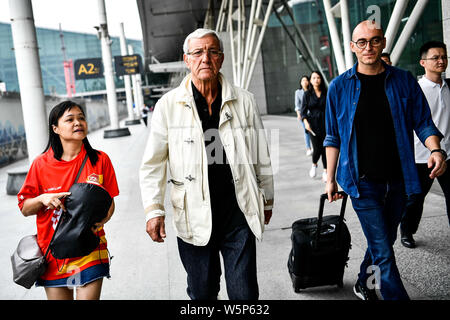 Capo allenatore Marcello Lippi, centro della nazionale cinese gli uomini della squadra di calcio arriva a Guangzhou Baiyun International Airport nella città di Guangzhou, così Foto Stock