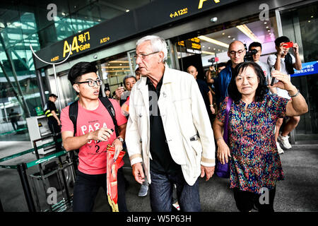 Capo allenatore Marcello Lippi, centro della nazionale cinese gli uomini della squadra di calcio arriva a Guangzhou Baiyun International Airport nella città di Guangzhou, così Foto Stock