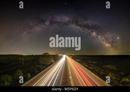 Via lattea oltre l'autostrada Foto Stock