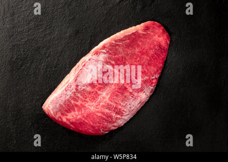 Carne di Kobe, wagyu beef steak, girato dalla parte superiore su uno sfondo nero con un posto per il testo Foto Stock