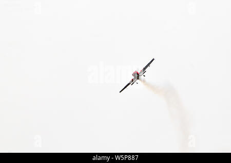 Un Extra 300 aerobatic monoplan al Old Buckenham Airshow 2019 Foto Stock