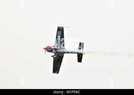 Un Extra 300 aerobatic monoplan al Old Buckenham Airshow 2019 Foto Stock