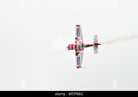 Un Extra 300 aerobatic monoplan al Old Buckenham Airshow 2019 Foto Stock