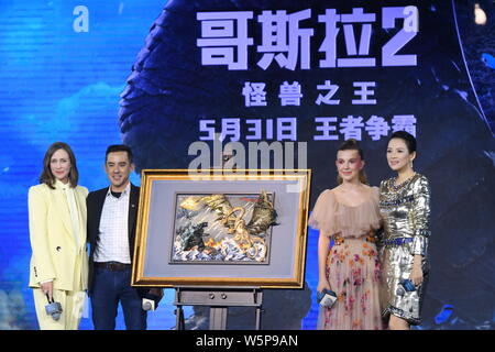 (Da sinistra) actrice americano e regista Vera Farmiga, regista e produttore Michael Dougherty, inglese attrice e modello Millie Bobby Brow Foto Stock