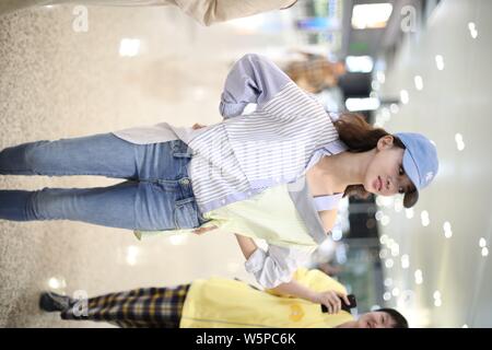 Attrice cinese Wu Jinyan arriva in un aeroporto in Cina a Shanghai, 7 maggio 2019. Foto Stock