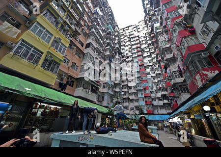 --FILE--i visitatori di scattare foto nella parte anteriore del mostro edificio (Yik Cheong edificio), uno di Hong Kong di più siti Instragrammable, noto per la sua Foto Stock
