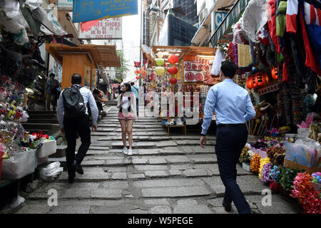 --FILE--le persone a piedi attraverso la Pottinger Street nel centro di Hong Kong, Cina, 4 maggio 2017. Foto Stock