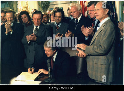 Jimmy Carter con il Ministro degli Affari Esteri Israeliano Moshe Dayan egiziano e il ministro della Difesa di Hassan Ali a Blair House la cerimonia di inizio dei negoziati di pace. Foto Stock