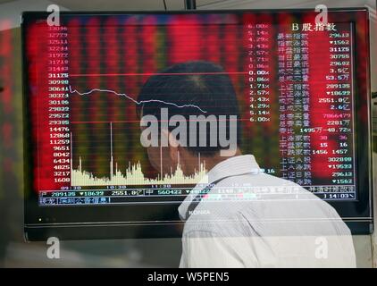 In questo multi-immagine di esposizione, un interessato investitore cinese è raffigurato nella parte anteriore di una schermata di visualizzazione dei prezzi delle azioni (rosso per il prezzo in aumento e gr Foto Stock