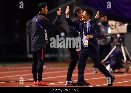 Head Coach Hiroshi Jofuku del Giappone del Sanfrecce Hiroshima F.C. celebra come egli guarda i suoi giocatori punteggio contro la Cina del Guangzhou Evergrande Taobao Foto Stock