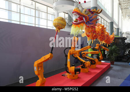 Bracci robot utilizzato per eseguire Cinese tradizionale dragon dance vengono visualizzati durante una mostra a Wuhu city, est cinese della provincia di Anhui, 23 maggio 2019. Foto Stock