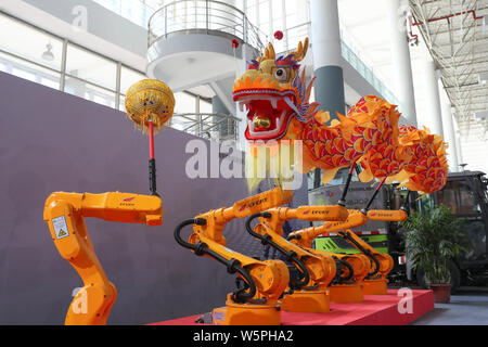 Bracci robot utilizzato per eseguire Cinese tradizionale dragon dance vengono visualizzati durante una mostra a Wuhu city, est cinese della provincia di Anhui, 23 maggio 2019. Foto Stock