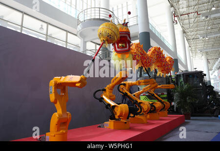 Bracci robot utilizzato per eseguire Cinese tradizionale dragon dance vengono visualizzati durante una mostra a Wuhu city, est cinese della provincia di Anhui, 23 maggio 2019. Foto Stock