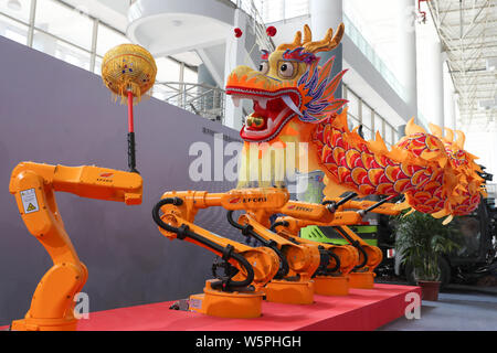 Bracci robot utilizzato per eseguire Cinese tradizionale dragon dance vengono visualizzati durante una mostra a Wuhu city, est cinese della provincia di Anhui, 23 maggio 2019. Foto Stock