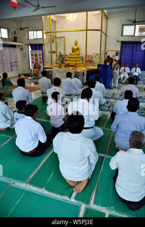 I devoti a Panch al Ratna Buddha Valsad Vihar Gujarat India Asia Foto Stock