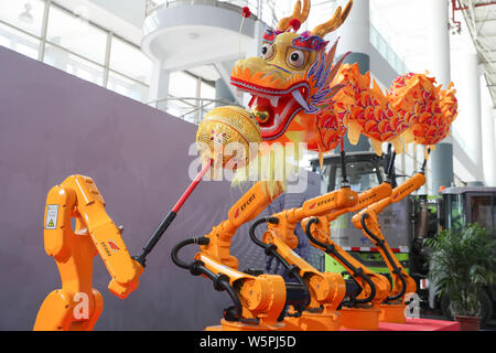 Bracci robot utilizzato per eseguire Cinese tradizionale dragon dance vengono visualizzati durante una mostra a Wuhu city, est cinese della provincia di Anhui, 23 maggio 2019. Foto Stock