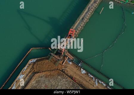 Vista aerea del sito counstruction del Lago dei Cigni di tunnel nella città di Hefei, Cina orientale della provincia di Anhui, 27 aprile 2019. Foto Stock