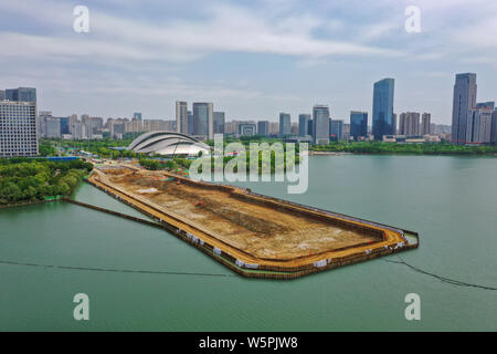 Vista aerea del sito counstruction del Lago dei Cigni di tunnel nella città di Hefei, Cina orientale della provincia di Anhui, 27 aprile 2019. Foto Stock