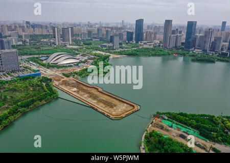 Vista aerea del sito counstruction del Lago dei Cigni di tunnel nella città di Hefei, Cina orientale della provincia di Anhui, 27 aprile 2019. Foto Stock