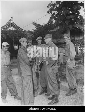 Guerra di Corea i colloqui di pace. Kaesong, Corea, campo di applicazione e il contenuto: corrispondenti DELLE NAZIONI UNITE conferisce alla Conferenza di armistizio sito, Kaesong, Corea, prima di inizio di mattina incontro. Il sig. Yong, agenzia di stampa Nuova Cina, sorge a sinistra in primo piano. Padre O'Conner, National News Catholic News service, sorge al primo piano a destra. Foto Stock