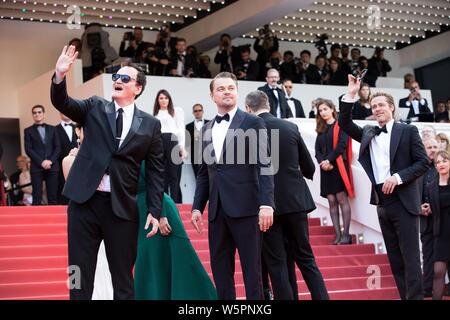 (Da sinistra) regista americano Quentin Tarantino, attori Leonardo DiCaprio e Brad Pitt arrivare sul tappeto rosso per la premiere del film "Una volta Foto Stock