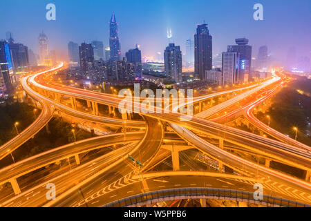 Un' antenna vista notturna della Wester Yan'an Road e il sud-nord autostrade sopraelevate in Cina a Shanghai, 31 dicembre 2017. Foto Stock