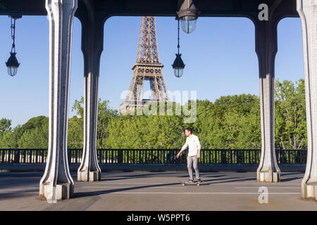 Skateboard di Parigi - un uomo su skateboard equitazione sui Bir Hakeim bridge a Parigi, in Francia, in Europa. Foto Stock