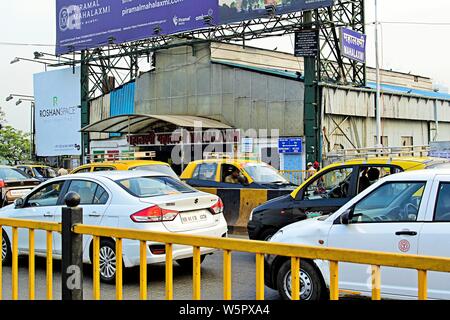 Mahalaxmi Stazione ferroviaria ingresso Mumbai Maharashtra India Asia Foto Stock