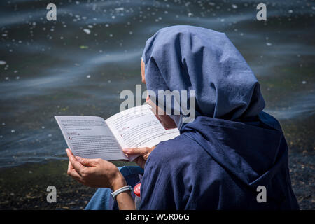 Tabgha, Israele - 18 Maggio 2019 : Nun visitando la riva del mare di Galilea Tabgha nella chiesa Foto Stock