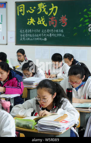 Studenti Cinesi di preparazione al prossimo collegio annuale esame di ammissione, noto anche come Gaokao, a Xinhua Middle School nella città di Yangzhou, est ch Foto Stock