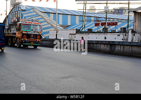 Dadar e stazione ferroviaria piedi overbridge Mumbai Maharashtra India Asia Foto Stock