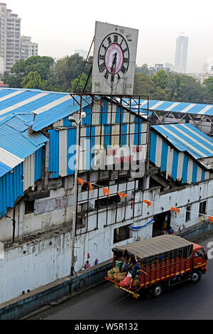 Dadar e stazione ferroviaria piedi overbridge e orologio Mumbai Maharashtra India Asia Foto Stock