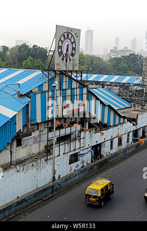 Dadar e stazione ferroviaria piedi overbridge e orologio Mumbai Maharashtra India Asia Foto Stock