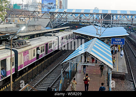 Dadar e stazione ferroviaria di Mumbai India Maharashtra Asia Foto Stock