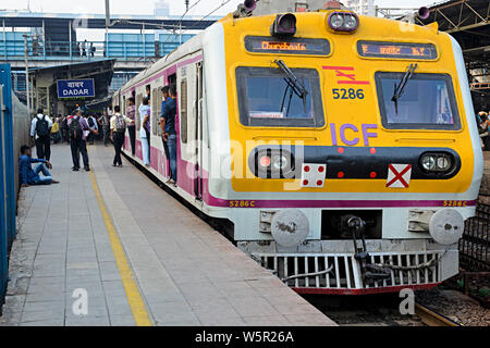 Dadar e stazione ferroviaria di Mumbai India Maharashtra Asia Foto Stock