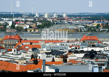 Leipzig, Germania. Xxv Luglio, 2019. Vista dalla Torre del Municipio nuovo al centro della città di Lipsia con la stazione ferroviaria principale. Credito: Jens Kalaene/dpa-Zentralbild/dpa/Alamy Live News Foto Stock