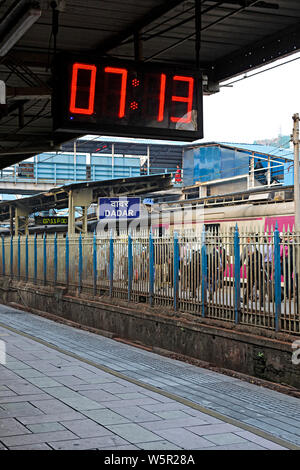 Dadar e stazione ferroviaria di Mumbai India Maharashtra Asia Foto Stock