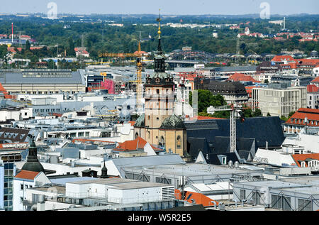 Leipzig, Germania. Xxv Luglio, 2019. Vista dalla Torre del Municipio nuovo al centro della città di Lipsia con la Nikolaikirche. Credito: Jens Kalaene/dpa-Zentralbild/dpa/Alamy Live News Foto Stock