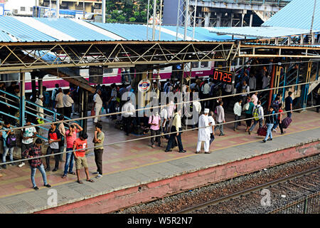 Dadar e stazione ferroviaria di Mumbai India Maharashtra Asia Foto Stock