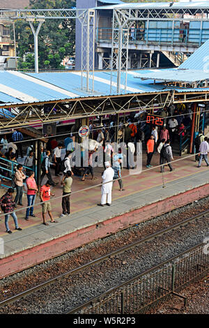 Dadar e stazione ferroviaria di Mumbai India Maharashtra Asia Foto Stock