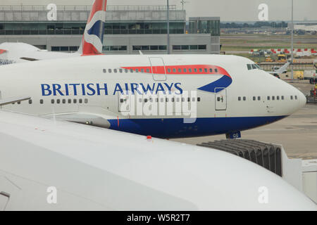 Un British Airways 747 presso il terminal 5 di Heathrow airport , Londra Foto Stock