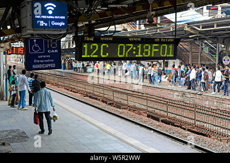 Dadar e stazione ferroviaria di Mumbai India Maharashtra Asia Foto Stock