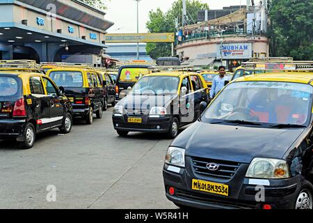Dadar e stazione ferroviaria Terminus ingresso Mumbai Maharashtra India Asia Foto Stock