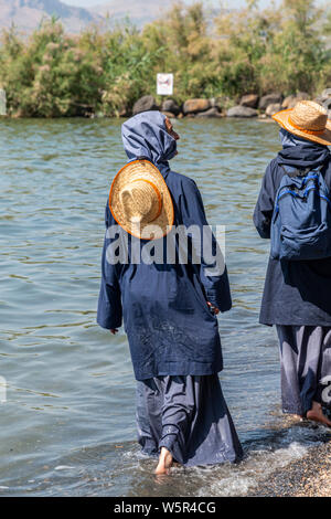 Tabgha, Israele - 18 Maggio 2019 : Monache visitando la riva del mare di Galilea Tabgha nella chiesa Foto Stock