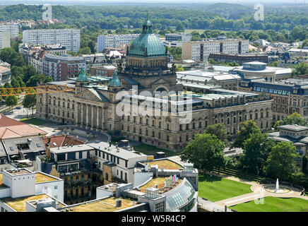 Leipzig, Germania. Xxv Luglio, 2019. Vista dalla Torre del Municipio nuovo al centro della città di Lipsia con il Tribunale amministrativo federale. Credito: Jens Kalaene/dpa-Zentralbild/dpa/Alamy Live News Foto Stock