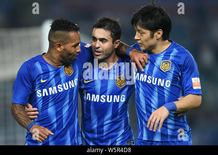 Italian-Brazilian calciatore Eder Citadin Martins, noto semplicemente come Eder, centro di Jiangsu Suning celebra con il calcio brasiliano player Alex Foto Stock