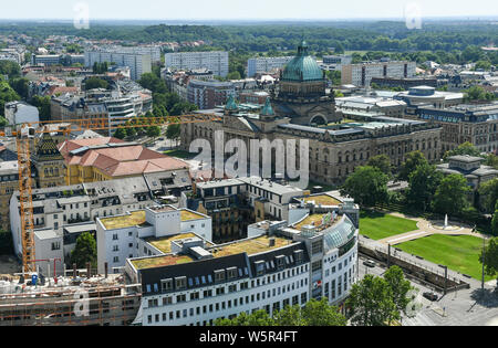 Leipzig, Germania. Xxv Luglio, 2019. Vista dalla Torre del Municipio nuovo al centro della città di Lipsia con il Tribunale amministrativo federale. Credito: Jens Kalaene/dpa-Zentralbild/dpa/Alamy Live News Foto Stock