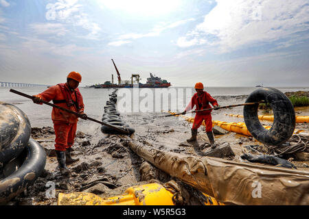 Cinese del lavoro workders presso il cantiere per la costruzione della 500 kilovolt (KV) ultra-alta tensione Cavi sottomarini al di sotto del Zhoushan stretto in Zhoushan c Foto Stock